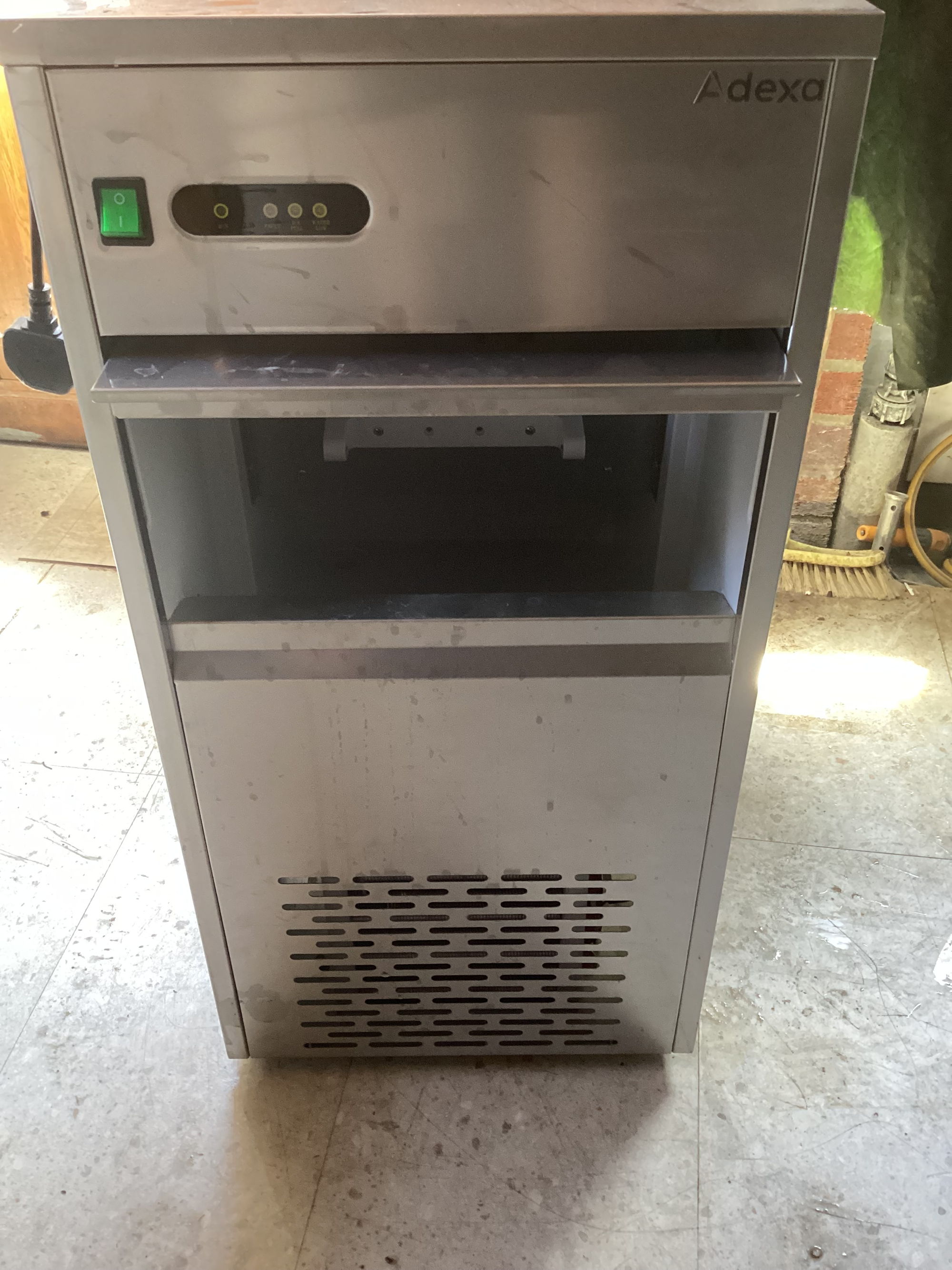 Flake ice machine